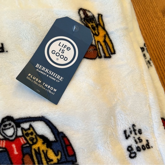 NWT Life is Good White Tailgating Plush Throw - Picture 3 of 3